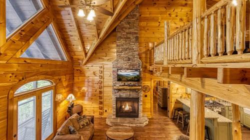 Pigeon Forge House | Alpine Mountain Lodge by AvantStay Sleeps 19 Luxury Cabin Game Room, Hot Tub Dollywood