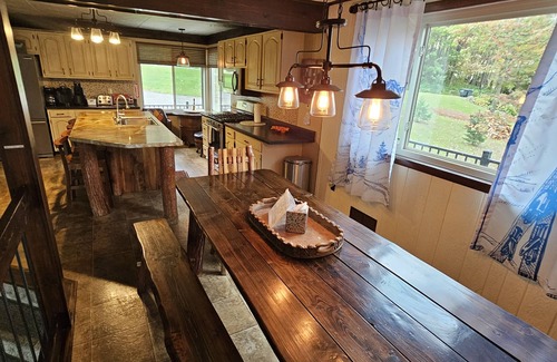 Champion Ski Chalet | Alpine Retreat @ Seven Springs, Sleeps 14 With Hot tub & Sauna.