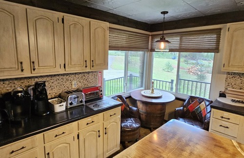 Champion Ski Chalet | Alpine Retreat @ Seven Springs, Sleeps 14 With Hot tub & Sauna.