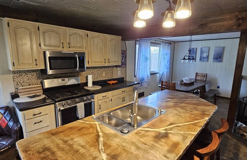 Champion Ski Chalet | Alpine Retreat @ Seven Springs, Sleeps 14 With Hot tub & Sauna.