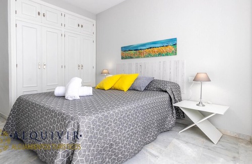 Distrito Centro Apartment | ALQUIVIR ALFAROS 1 BEDROOM + PARKING