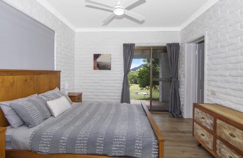 Bundook House | Altamira Twin Room, TOP NOTCH