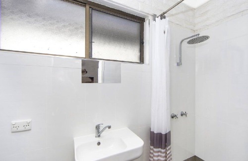 Bundook House | Altamira Twin Room, TOP NOTCH