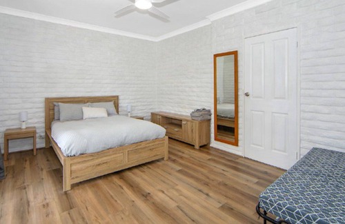 Bundook House | Altamira Twin Room, TOP NOTCH