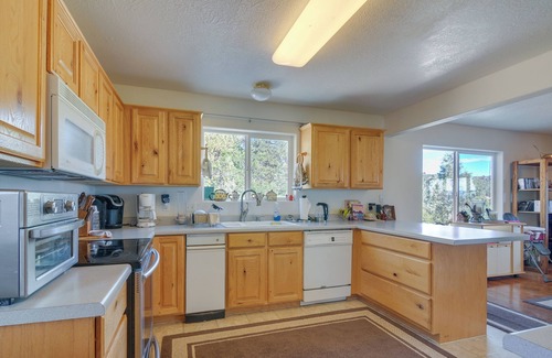 Long Valley Junction Cabin | Alton Cabin w/Deck ~ 2 Mi to Dixie Nat'l Forest!