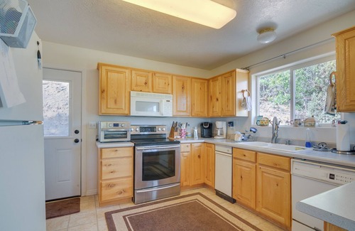 Long Valley Junction Cabin | Alton Cabin w/Deck ~ 2 Mi to Dixie Nat'l Forest!