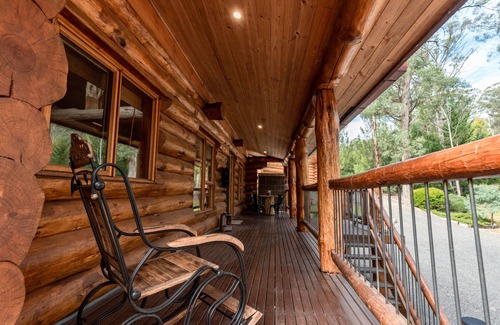 Sawmill Settlement House | Amaruq Log Cabin - Dog Friendly, High Country Escape