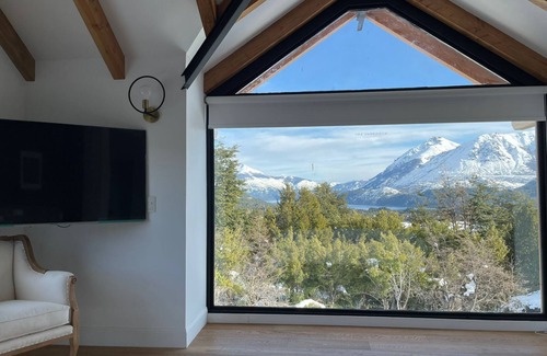 San Carlos de Bariloche House | Amazing house in Arelauquen with lake & mountain views full of light