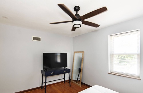 St. Louis Hills Apartment | Amazing 1 Bedroom Apartment with Street Parking