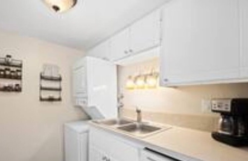 Southeast House | Amazing 2-Bed Townhome w/Garage in DTC