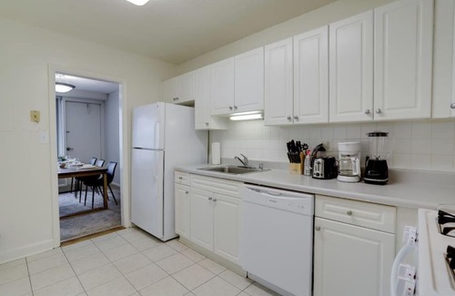 Crystal City Apartment | Amazing 2 Bedroom Condo At Arlington With Gym