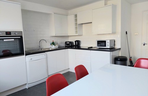 Tooting Apartment | Amazing 2BR Flat opposite Tooting Common and close to transport links