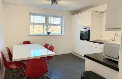 Tooting Apartment | Amazing 2BR Flat opposite Tooting Common and close to transport links