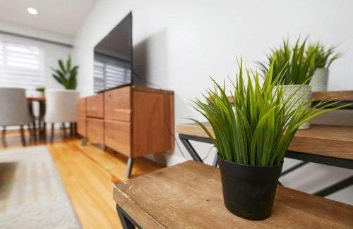 Cote-Des-Neiges—Notre-Dame-De-Grace Apartment | Amazing 2BR on Walkley