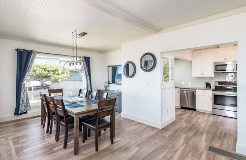 Lincoln City House | AMAZING 4 bd beach front home! w/stairsnto beach Pets-ok!