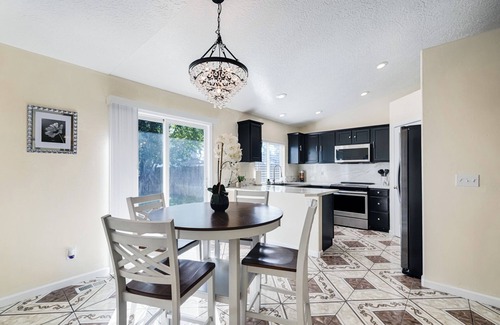 Caldwell House | Amazing 4 bedroom, cozy home conveniently located near the Caldwell Wineries!