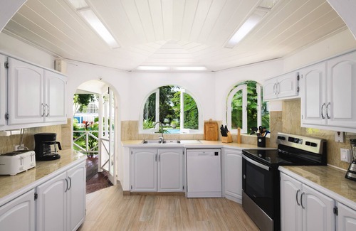 Speightstown Villa | Amazing 5 bedroom villa 4 min walk to Mullins beach with private garden and pool