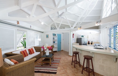 Speightstown Villa | Amazing 5 bedroom villa 4 min walk to Mullins beach with private garden and pool