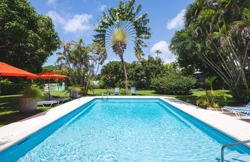 Speightstown Villa | Amazing 5 bedroom villa 4 min walk to Mullins beach with private garden and pool