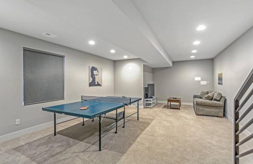 University Bed & Breakfast | Amazing 5BR Home! DU - Walk Everywhere! Sleeps 15!