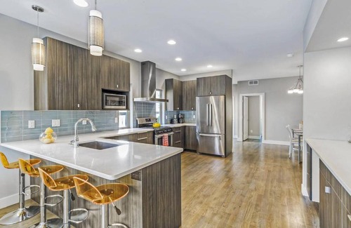 University Bed & Breakfast | Amazing 5BR Home! DU - Walk Everywhere! Sleeps 15!