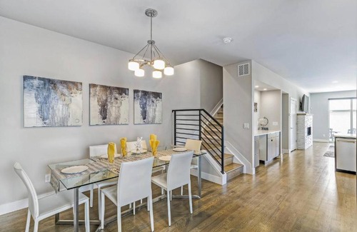 University Bed & Breakfast | Amazing 5BR Home! DU - Walk Everywhere! Sleeps 15!