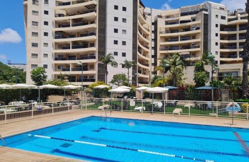 Ra'ananna Apartment | Amazing Apartment in Raanana up to 5 Guests - & Swimming pool - Jacuzzi & Gym