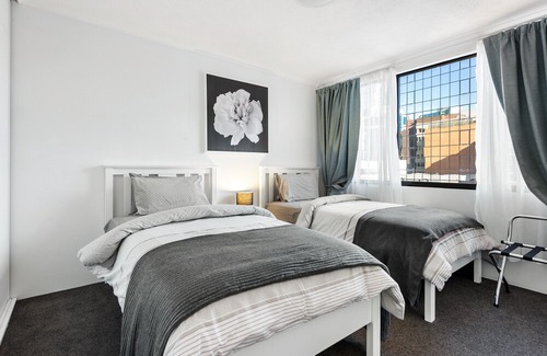 Spring Hill Apartment | Amazing Astor Apartment ~ 5 mins Brisbane CBD