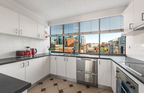 Spring Hill Apartment | Amazing Astor Apartment ~ 5 mins Brisbane CBD