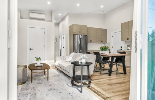 Vancouver House | Amazing & Cozy House - W/Fire Place and Backyard