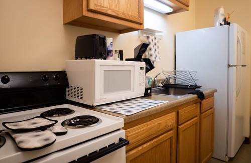 Downtown Pittsburgh Apartment | Amazing Downtown Apt | Roku TV | Walk Everywhere!