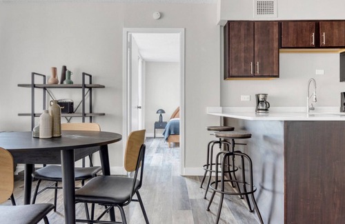 Edgewater Beach Apartment | Amazing Edgewater 2BR w/ Gym, Deck & Lounge, 5 blocks to L, by Blueground