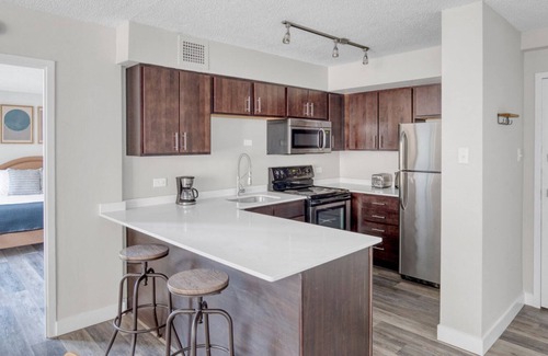 Edgewater Beach Apartment | Amazing Edgewater 2BR w/ Gym, Deck & Lounge, 5 blocks to L, by Blueground