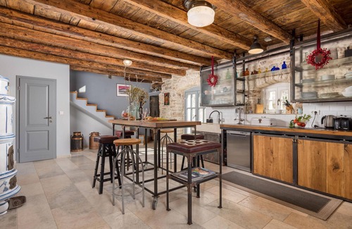 Foli House | Amazing home in Foli with kitchen