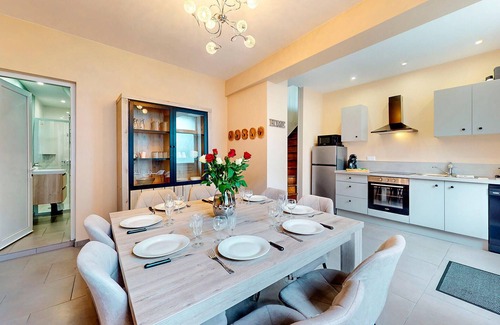 Haybes House | Amazing home in Haybes with WiFi