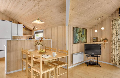 Skaven Strand House | Amazing home in Tarm with WiFi