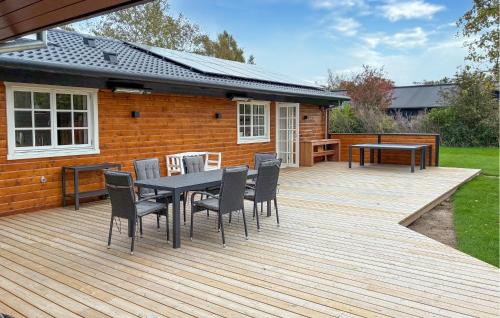 Holloselund House | Amazing Home In Vejby With Wifi