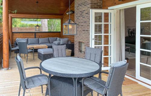 Holloselund House | Amazing Home In Vejby With Wifi