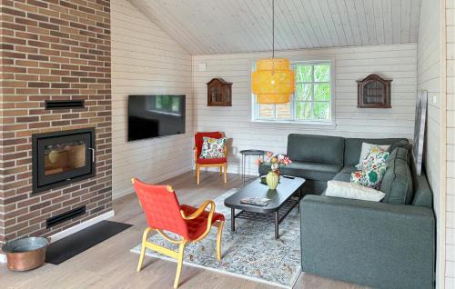 Holloselund House | Amazing Home In Vejby With Wifi