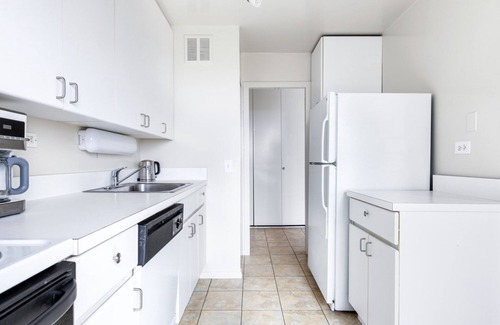 Lake View East Apartment | Amazing Lakeview 1BR w/Rooftop Pool, near Wrigley Field, by Blueground