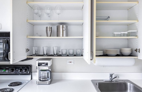 Lake View East Apartment | Amazing Lakeview 1BR w/Rooftop Pool, near Wrigley Field, by Blueground