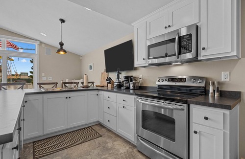 Ashwaubenon House | AMAZING LAMBEAU FIELD IN YOUR BACKYARD-RESERVE THE BEAUTIFUL STADIUM HOUSE NOW!