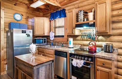 Pigeon Forge Cabin | Amazing Location! Private Hot Tub No Scary Roads