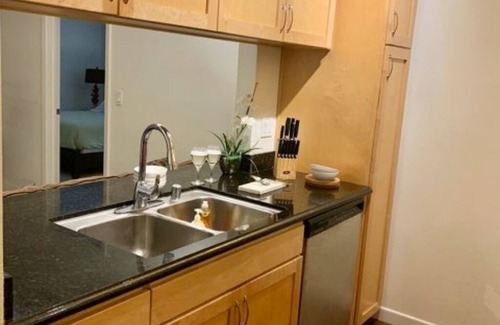 Downtown Apartment | Amazing location Walk to the Promenade and the Beach