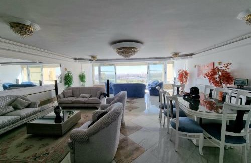 Cairo Apartment | Amazing Nile View and Pyramids Apartment