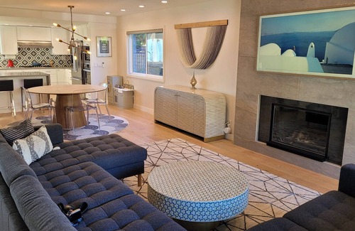 Burbank House | AMAZING PANORAMIC VIEWS and INFINITY HOT TUB at a modern, smart home