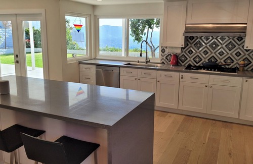 Burbank House | AMAZING PANORAMIC VIEWS and INFINITY HOT TUB at a modern, smart home