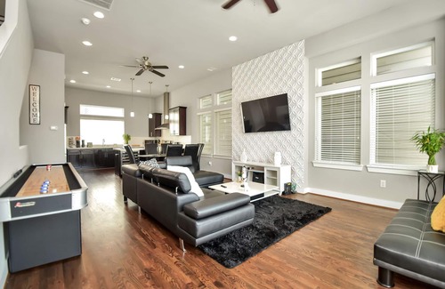 East Downtown Houston House | 🌟Amazing Rooftop🌟Downtown Skyline Views🌃Sleeps 15🛏️