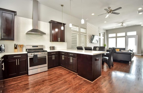 East Downtown Houston House | 🌟Amazing Rooftop🌟Downtown Skyline Views🌃Sleeps 15🛏️