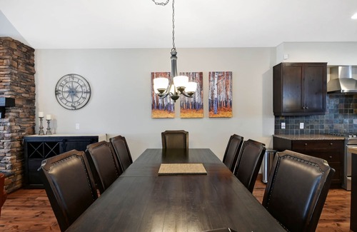 Snow Pine Estates House | AMAZING Ski in Ski Out with Private Hot Tub - 2 Primary suites